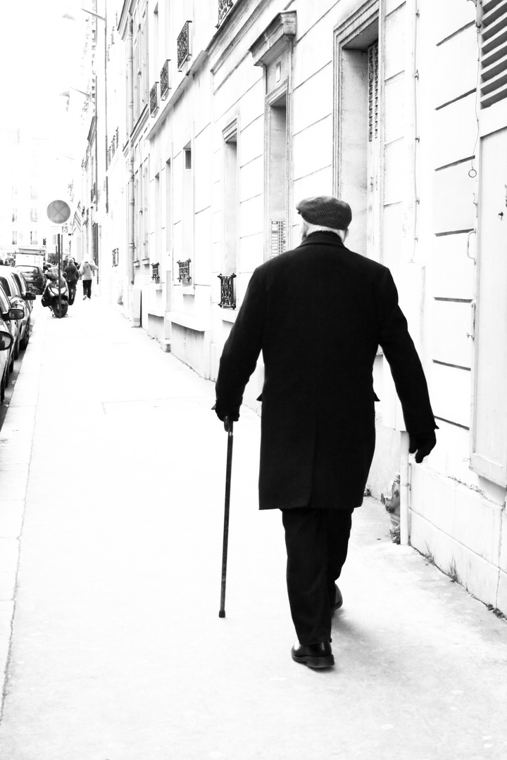 Eleganter alter Herr in Paris