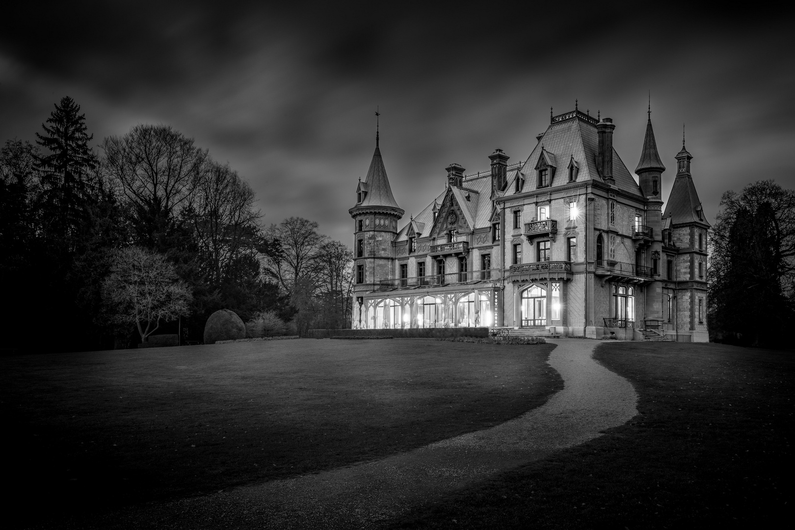 Eleganz in Monochrom: Schloss Schadau Thun