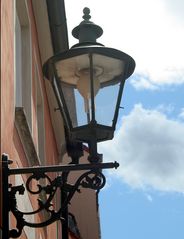 Elektrifizierte Gaslaterne in der Augsburger Altstadt