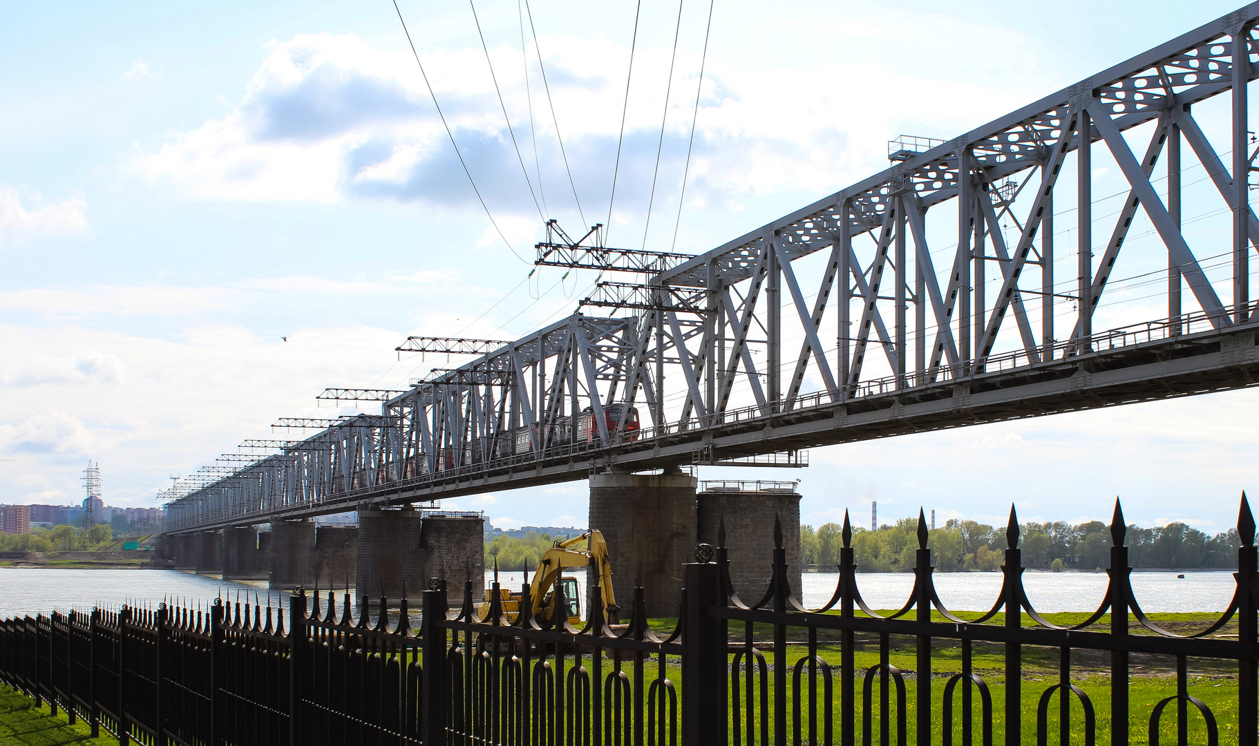 Elektritschka auf der Ob-Brücke