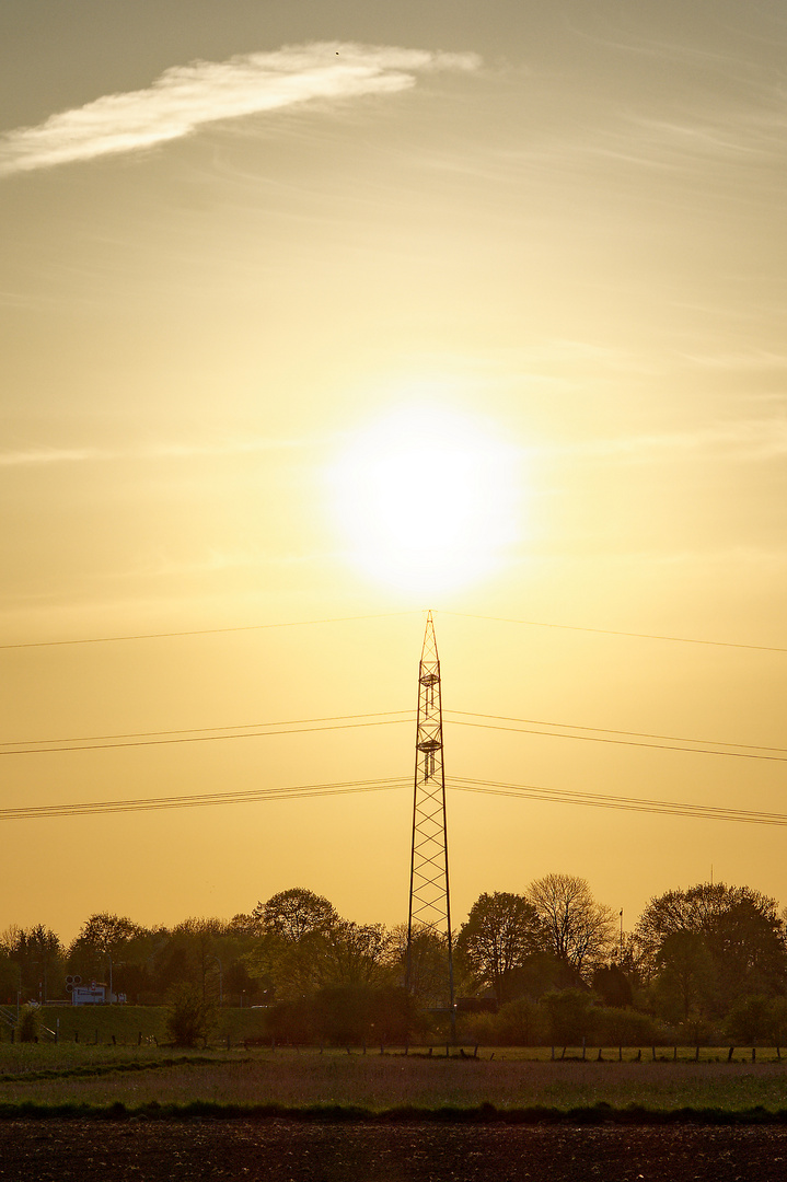 Elektrizität, die Zweite: Strommast und Abendsonne