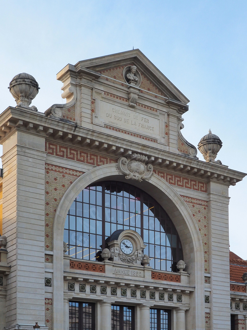 Elément central de la façade de la Gare du Sud