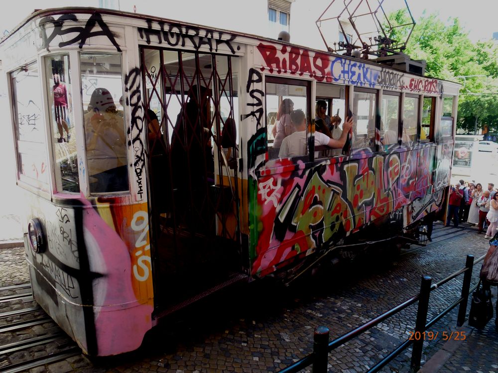 Elevador da Gloria bei Tag, Lissabon