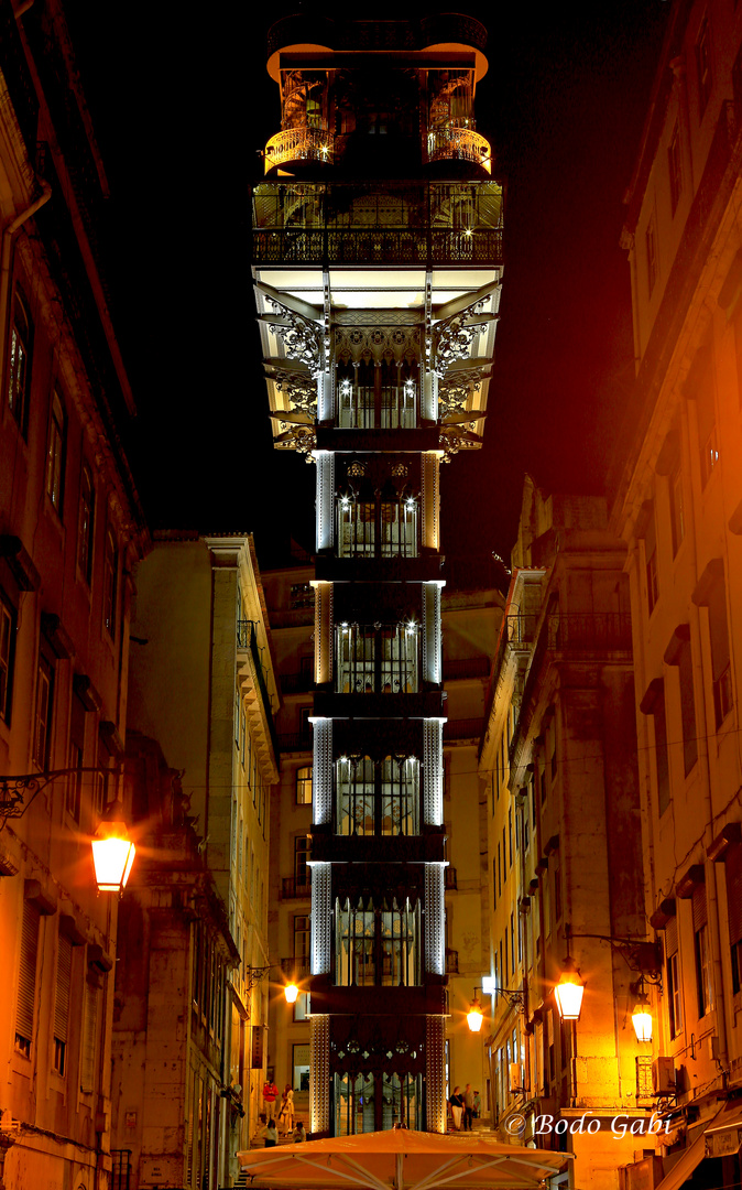 Elevador de Santa Justa in der Nacht