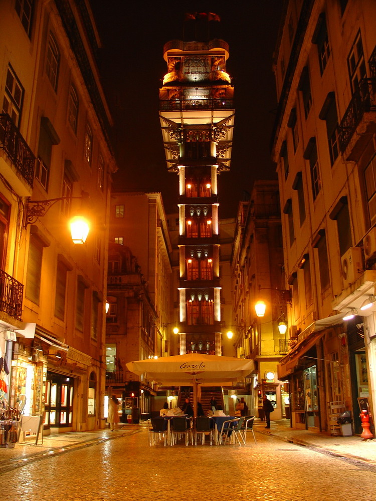 Elevador Santa Justa bei Nacht