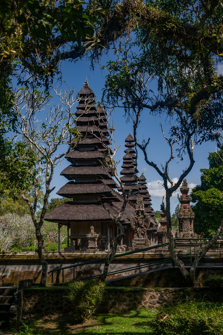 Eleven roof Merus in Taman Ayun