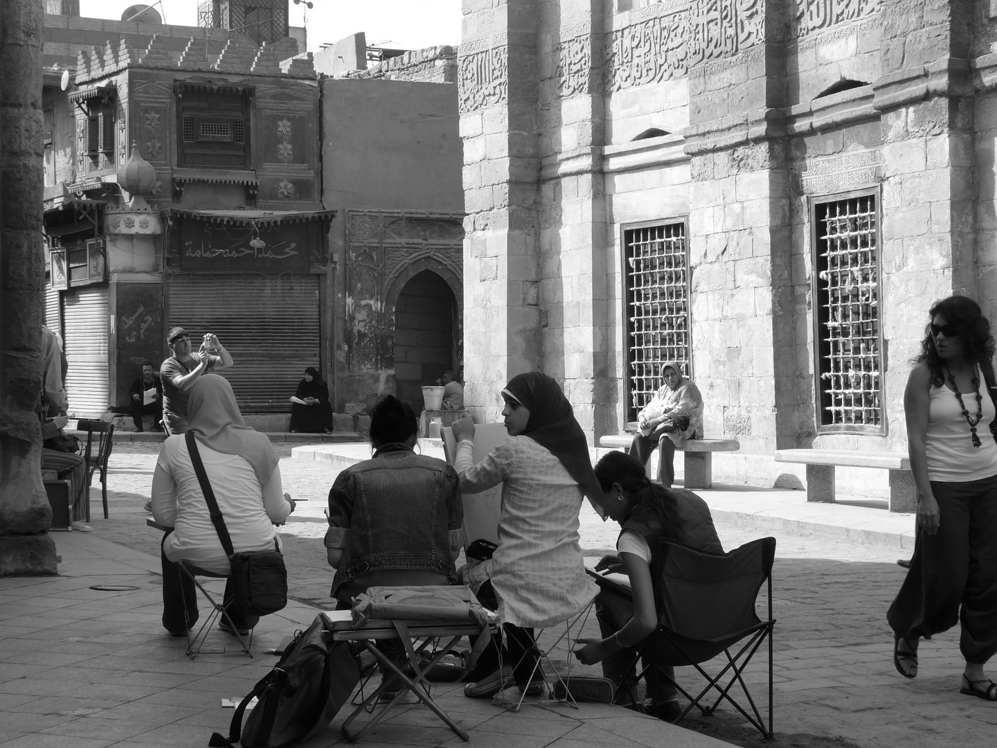 Elèves des beaux-arts dans le Khân al-Khalili