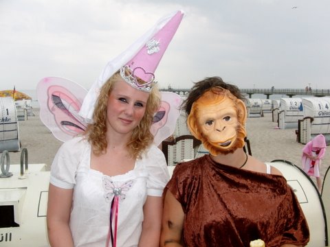 Elfe und Affe auf der Strandpromenade von Grömitz !