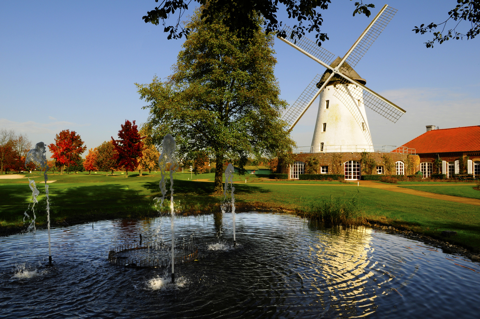 Elfrather-Windmühle im Herbst 2012.