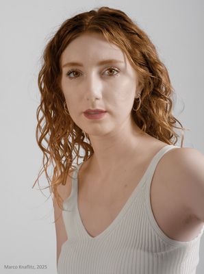 Elisa ritratta in studio all'infrarosso vicino