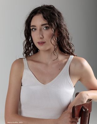 Elisa ritratta in studio nel visibile