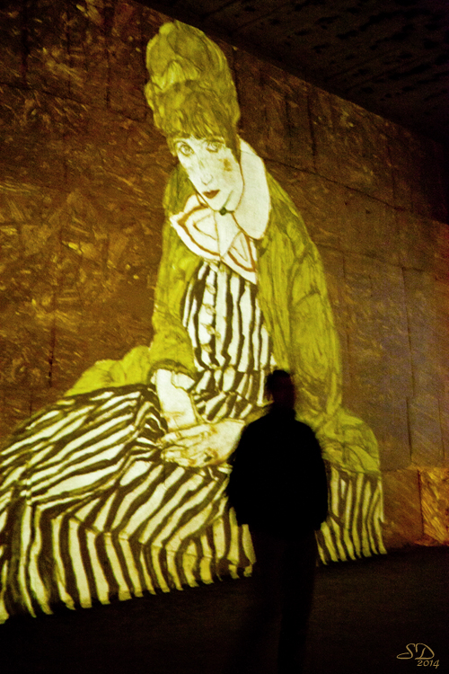 Elisabeth Schiele assise en robe rayée .