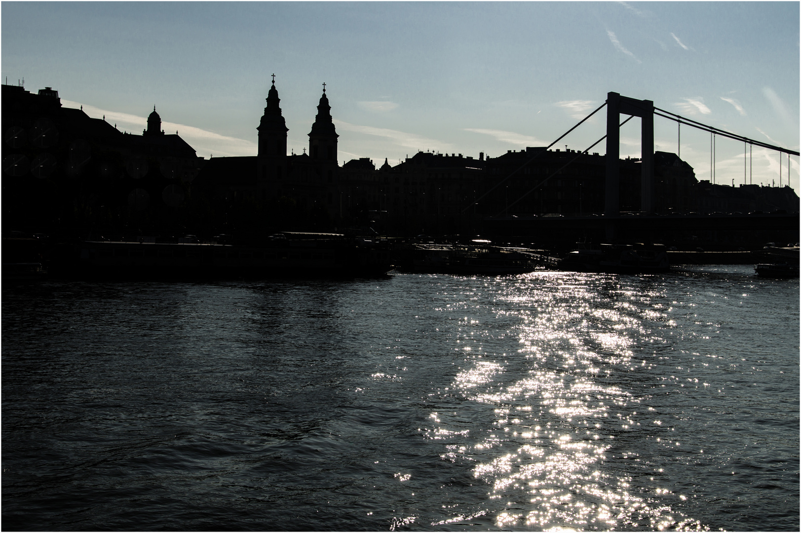 Elisabethbrücke und Pfarrkirche, beidseitig belichtet