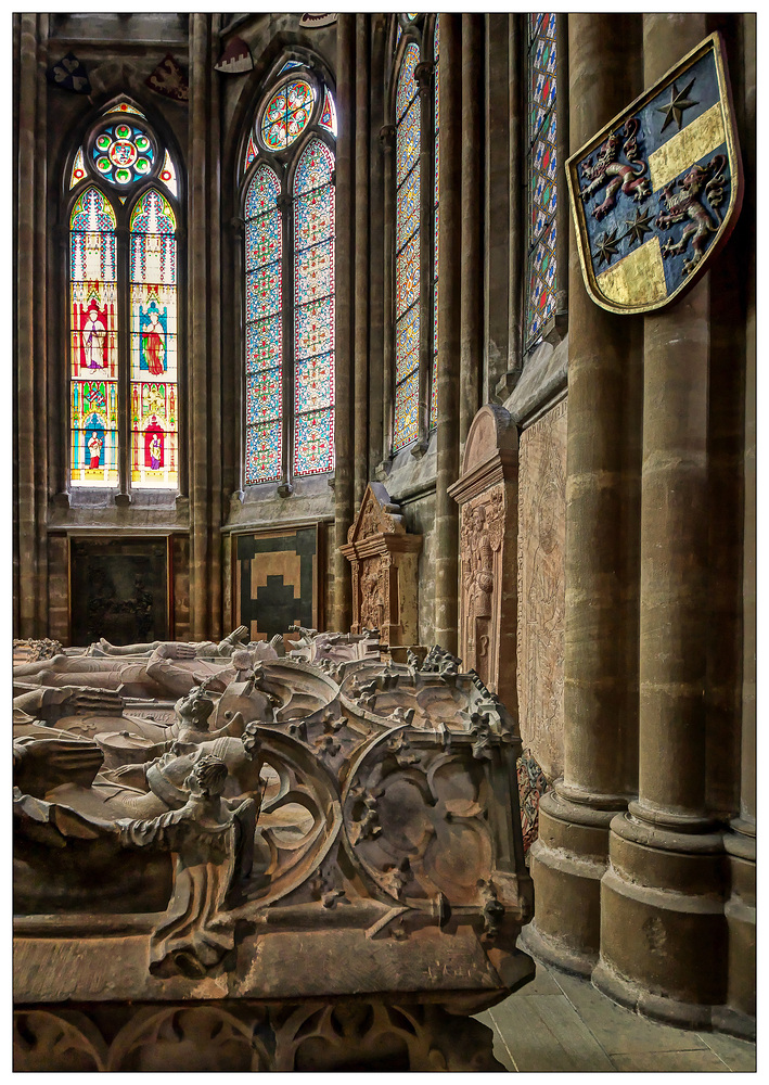 Elisabethkirche (Marburg) " Meisterwerk der deutschen Frühgotik, blick in die Landgrafengräber..."