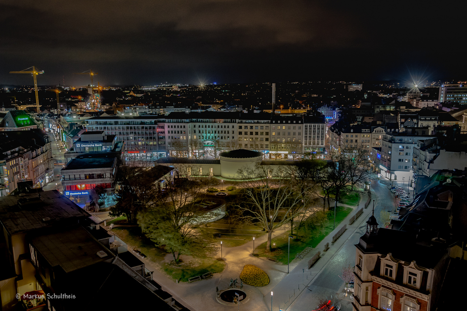 Elisenbrunnen bei Nacht vom Dach des Aachener Doms gesehen