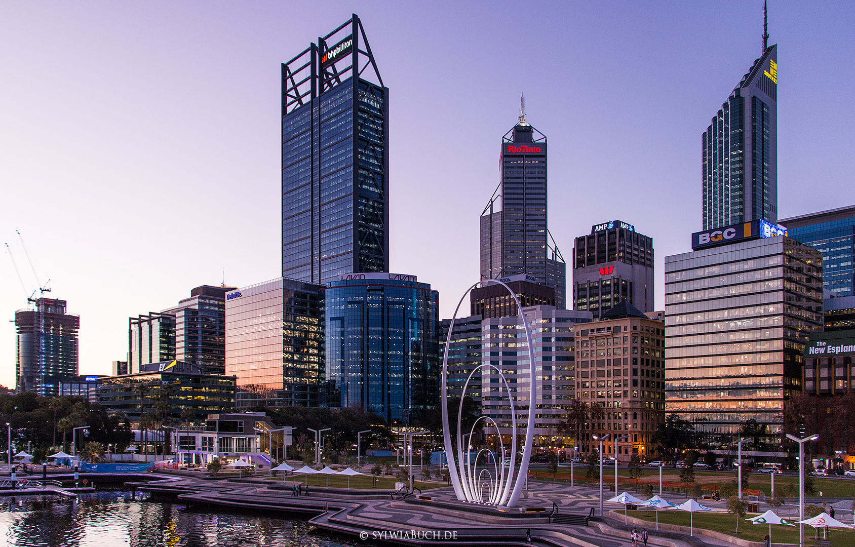 Elizabeth Quay in Perth nach Sonnenuntergang