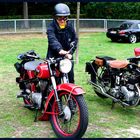 Elke beim Start ihrer BMW R25-2 Baujahr 1953