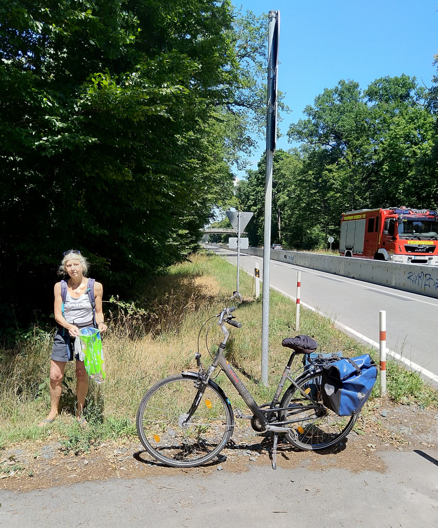 Elke sammelt Müll auf dem Radweg / Elke ramasse les ordures sur la piste cyclable