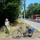 Elke sammelt Müll auf dem Radweg / Elke ramasse les ordures sur la piste cyclable