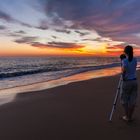 Ella enfoca..., fascinada por "los colores de la tarde". Playa Los Enebrales, Punta Umbría