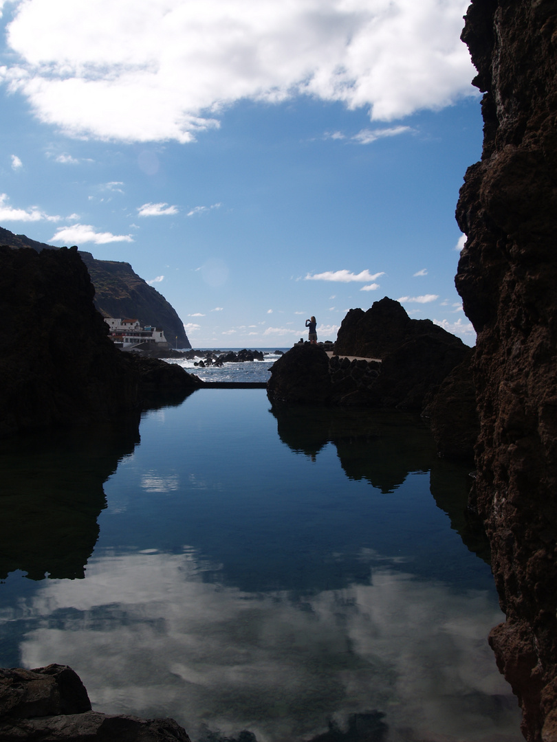 Elle, entre ciel et mer