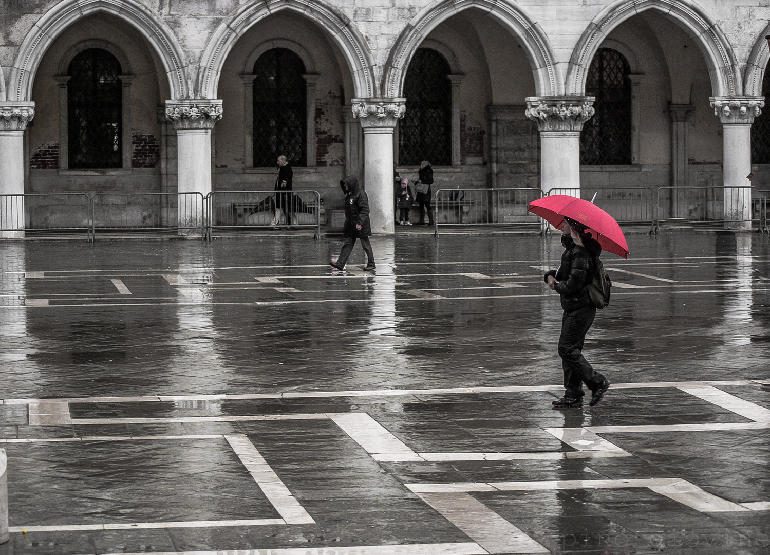 Elle, la pluie et le parapluie rouge...