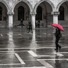 Elle, la pluie et le parapluie rouge...