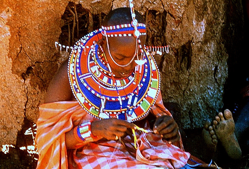 Elle n'en finit plus d'enfiler des perles - Kenya