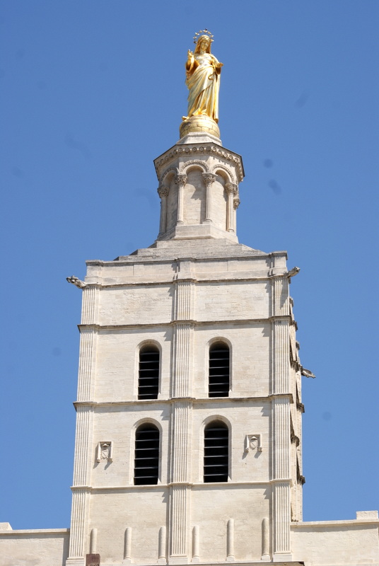 Elle veille sur le Palais des Papes