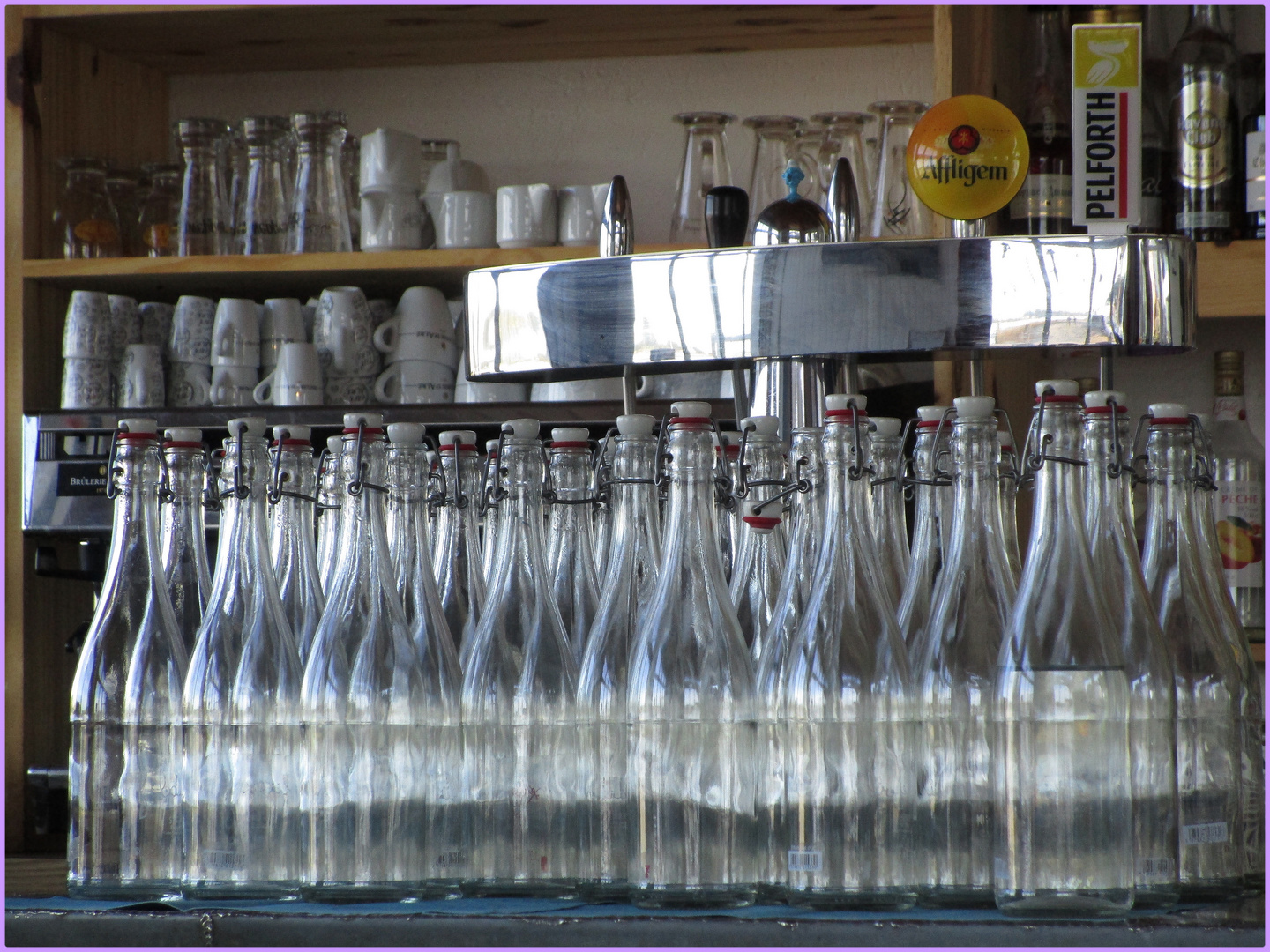 ..Elles sont vides, au bar de St-Cado..