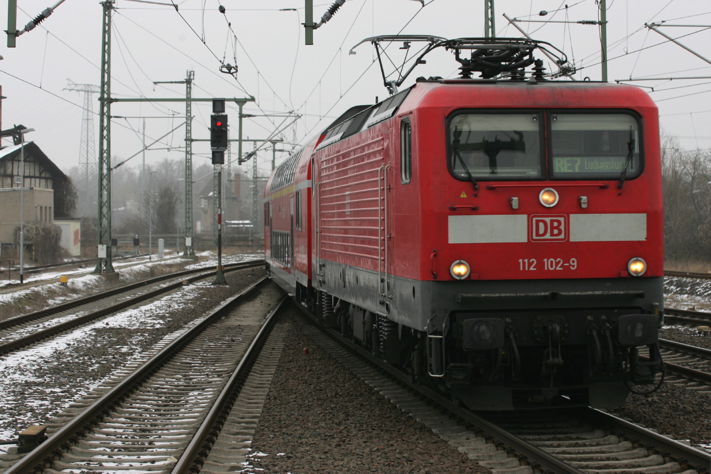 Ellok 112 102 fährt in Schwerin Hauptbahnhof