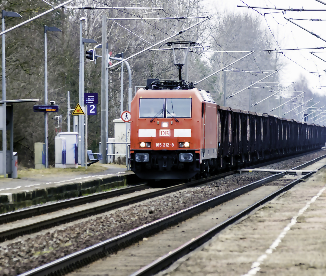 Ellok 185 563-4 mit einem Güterzug offener Waggons am Haken