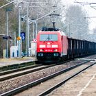 Ellok 185 563-4 mit einem Güterzug offener Waggons am Haken