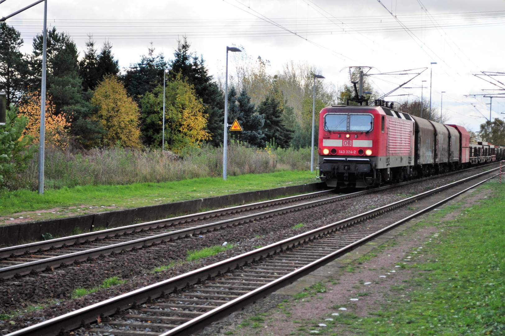 Ellok Baureihe 143 324-2 mit einen Güterzug in Ri. Dessau unterwegs