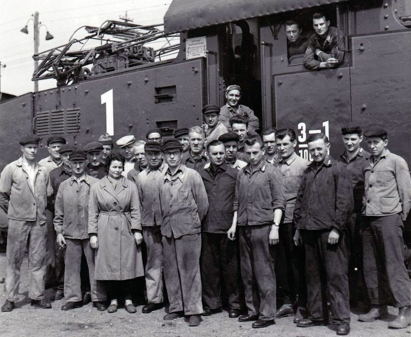 Elokfahrerbrigade vor der 100 t ( SSW ) Siemens-Lok 1 im Tagebau Espenhain ( 1958 )