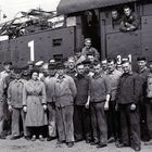 Elokfahrerbrigade vor der 100 t ( SSW ) Siemens-Lok 1 im Tagebau Espenhain ( 1958 )