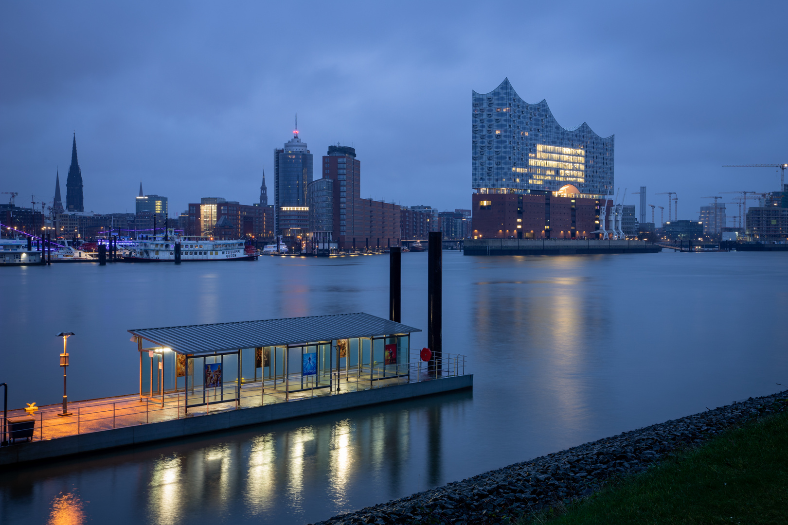 Elphi in der blauen Stunde bei Regen