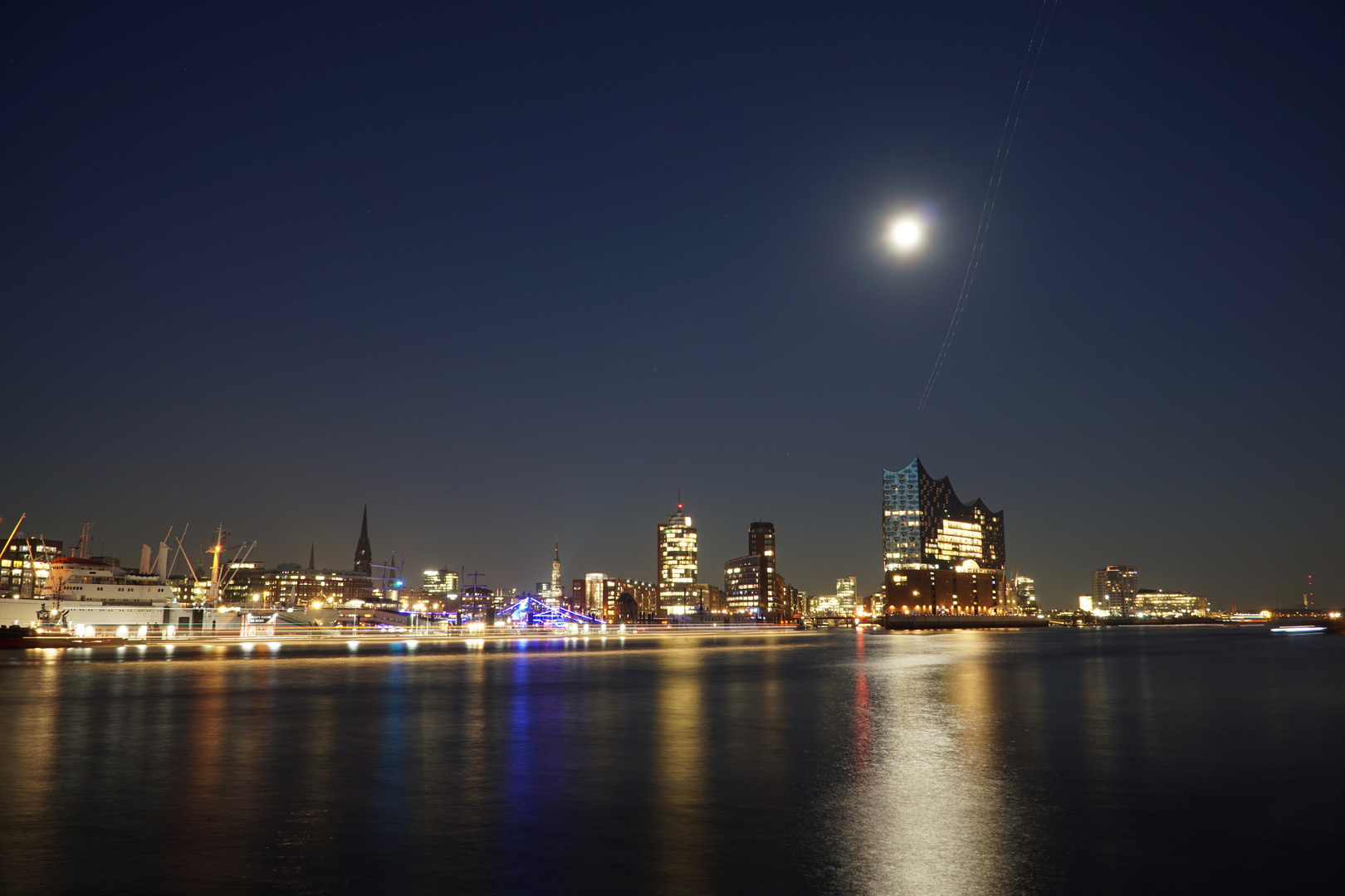 Elphi mit Supermond, Schiff und Flugzeug