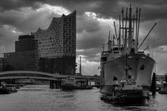 Elphi und Cap San Diego