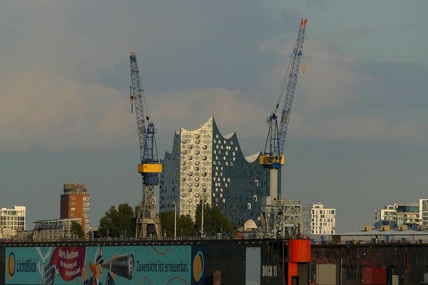 ElPhi wischen zwei Kränen