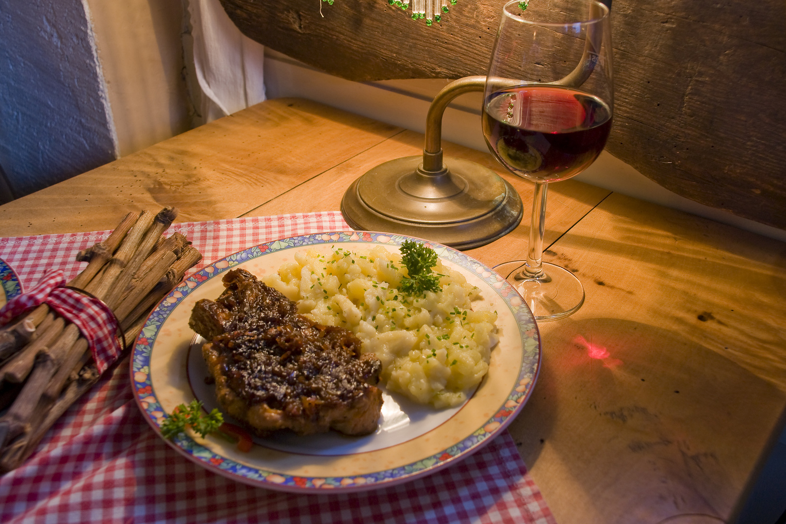 Elsässer Spez. : Winzersteak mit Pfälzer Kartoffelsalat und Rotwein