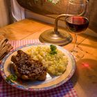 Elsässer Spez. : Winzersteak mit Pfälzer Kartoffelsalat und Rotwein