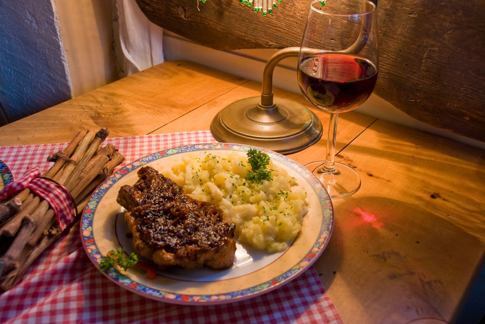 Elsässer Spez. : Winzersteak mit Pfälzer Kartoffelsalat und Rotwein ...