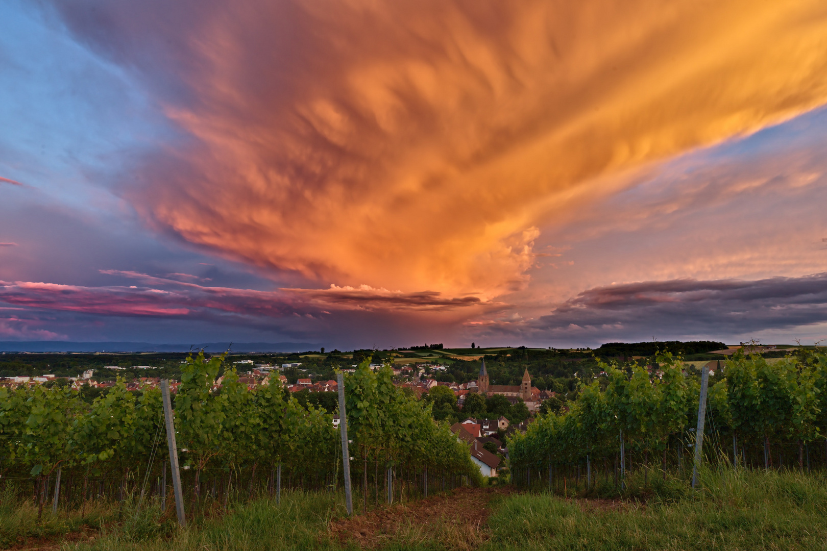 Elsass - abendliche Gewitterwolke über historischen Stätten