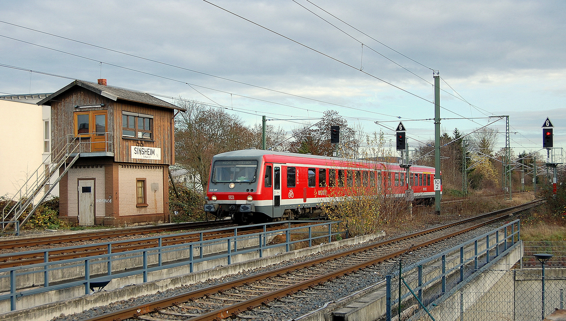 Elsenztalbahn am ehemaligen Stellwerk in Sinsheim Ost 3.12.2009