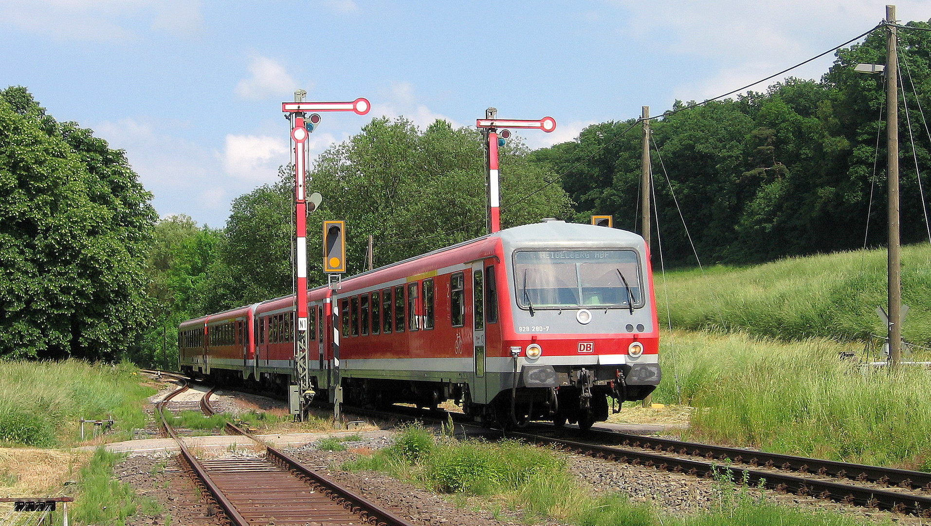 Elsenztalbahn bei der Einfahrt in Bf Grombach 31.5.2008