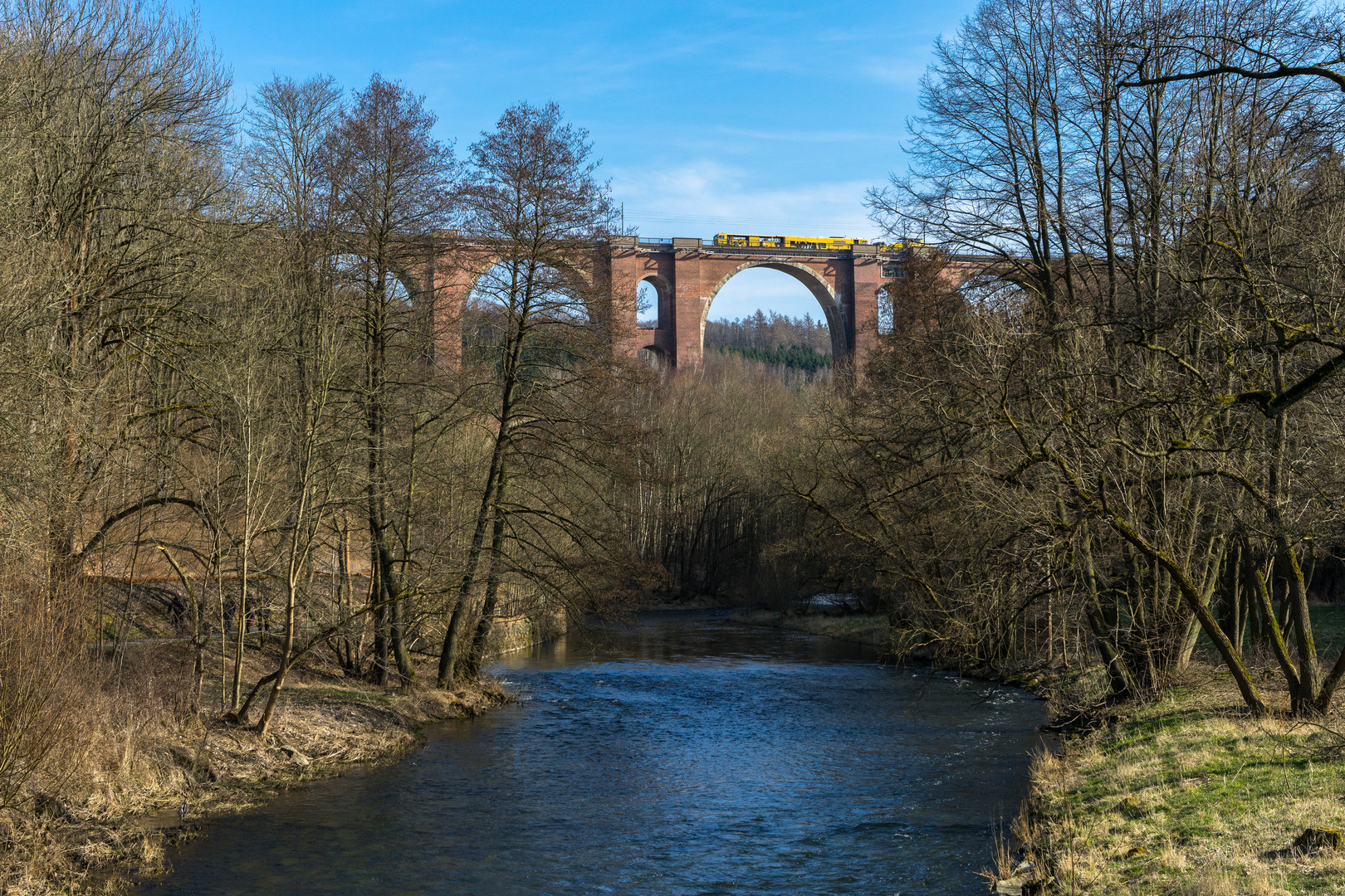 Elstertalbrücke mit Stopfe und Besen.