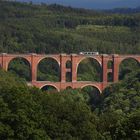 Elstertalbrücke mit Strommasten und Vogtlandbahn