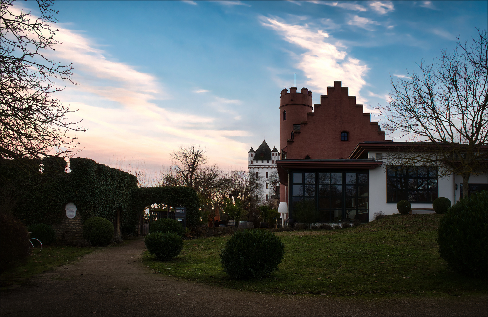 Eltville am Rhein - abends an der Burg Crass