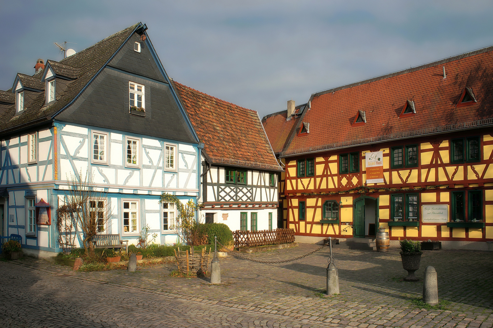 Eltville Burgstrasse Mit Weinstube Gelbes Haus Foto Bild
